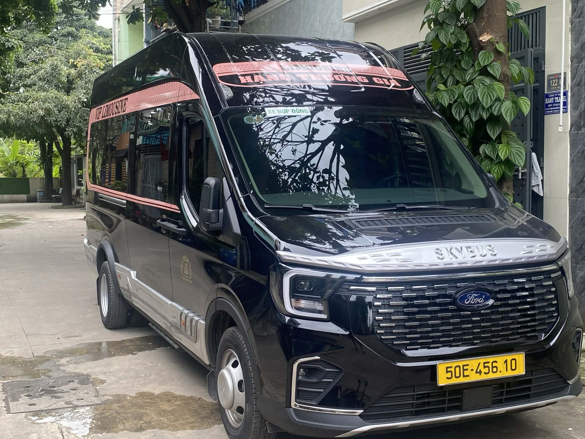 Xe limousine 16 chỗ hạng thương gia