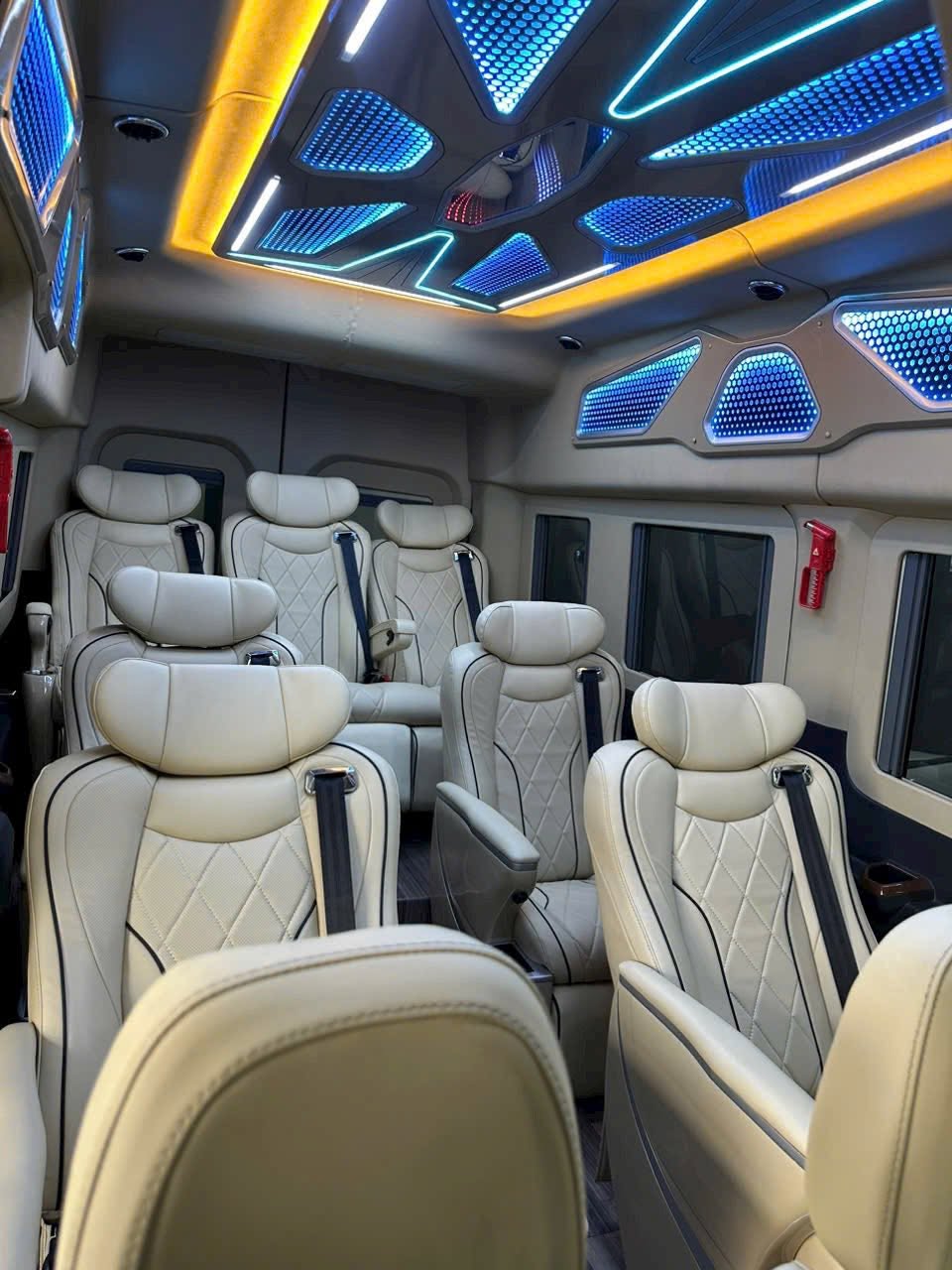 Thuê xe Limousine 9 chỗ Thuê xe Limousine 9 chỗ